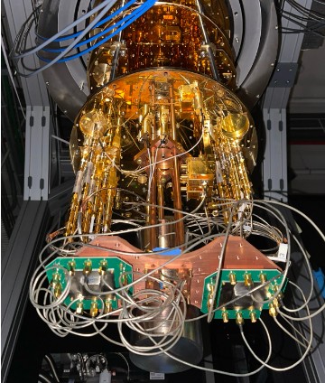 從人造原子到量子電腦：2025年諾貝爾物理獎揭示的科研路徑與運算革命